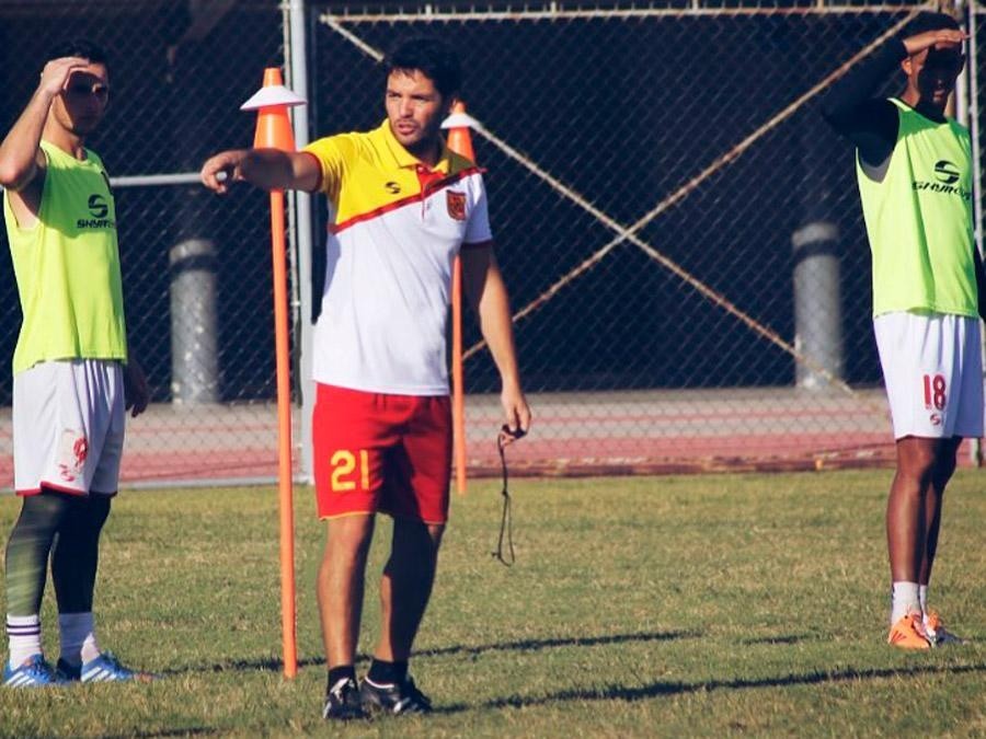 Larcamón dirigiendo en el Deportivo Anzoátegui.  (Archivo)