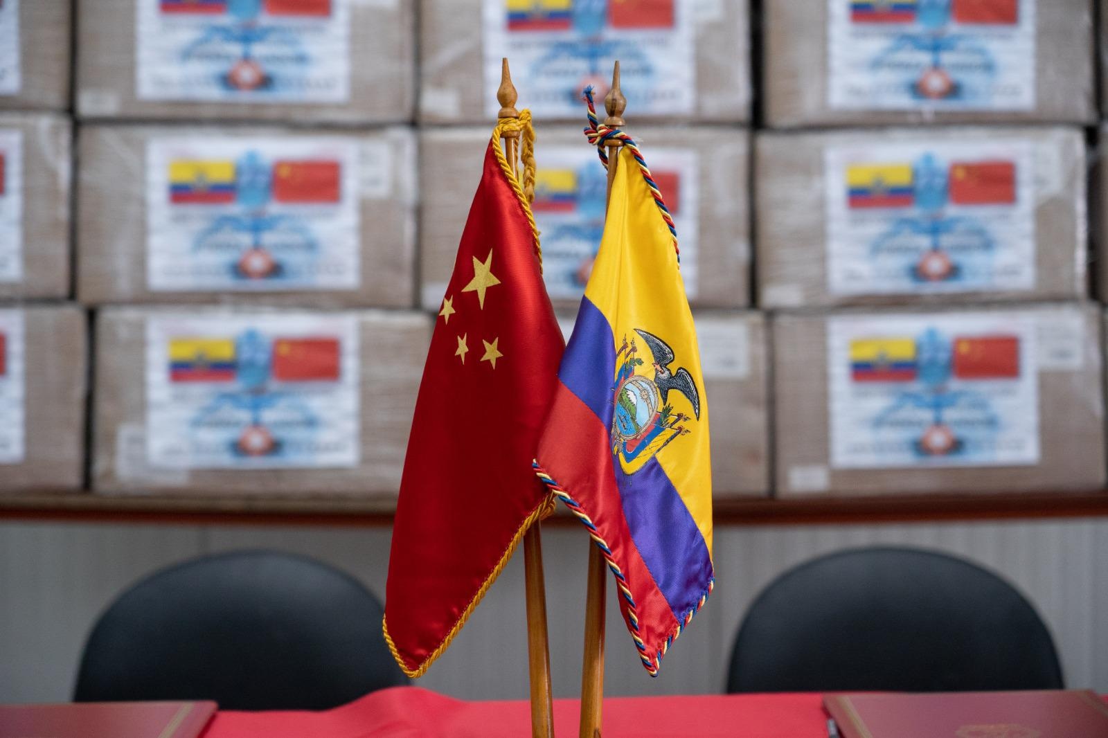 Imagen de las banderas de Ecuador y China, dentro de una reunión de la Asamblea Nacional con una delegación de China. (Archivo)