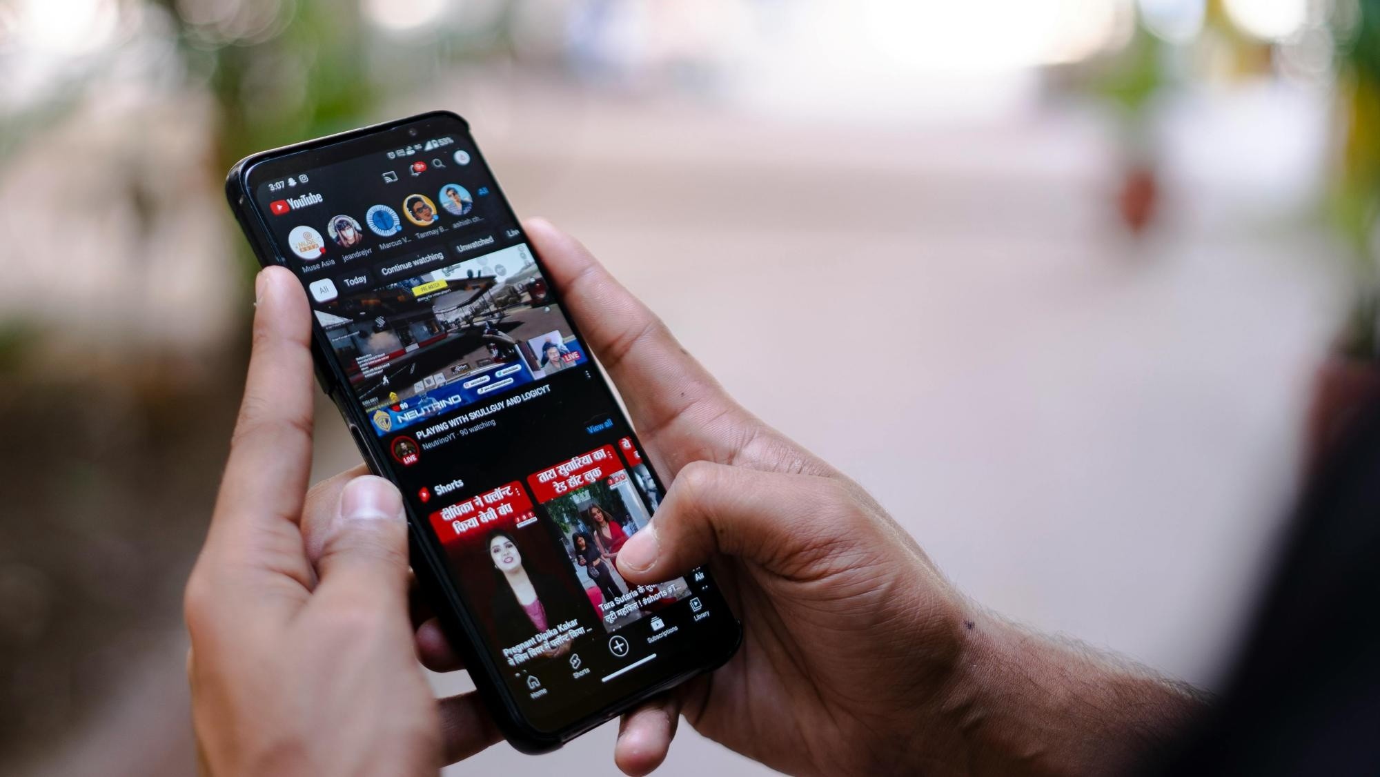 Imagen referencial: Aplicación de YouTube abierta en dispositivo móvil. (Pexels)