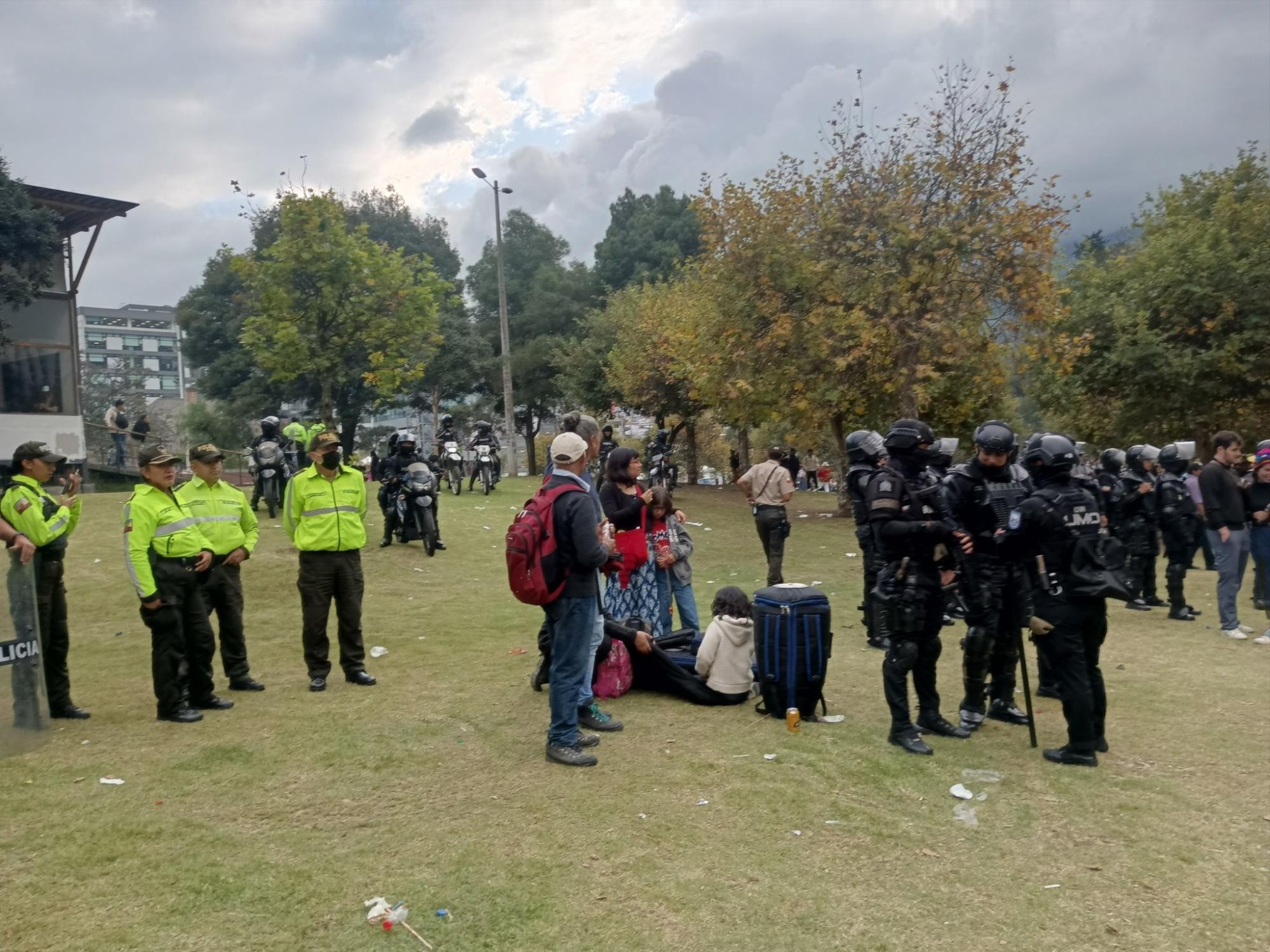 Decenas de policías acudieron al parque El Arbolito para retirar a los jóvenes que p (Tomado de @RedKapari)