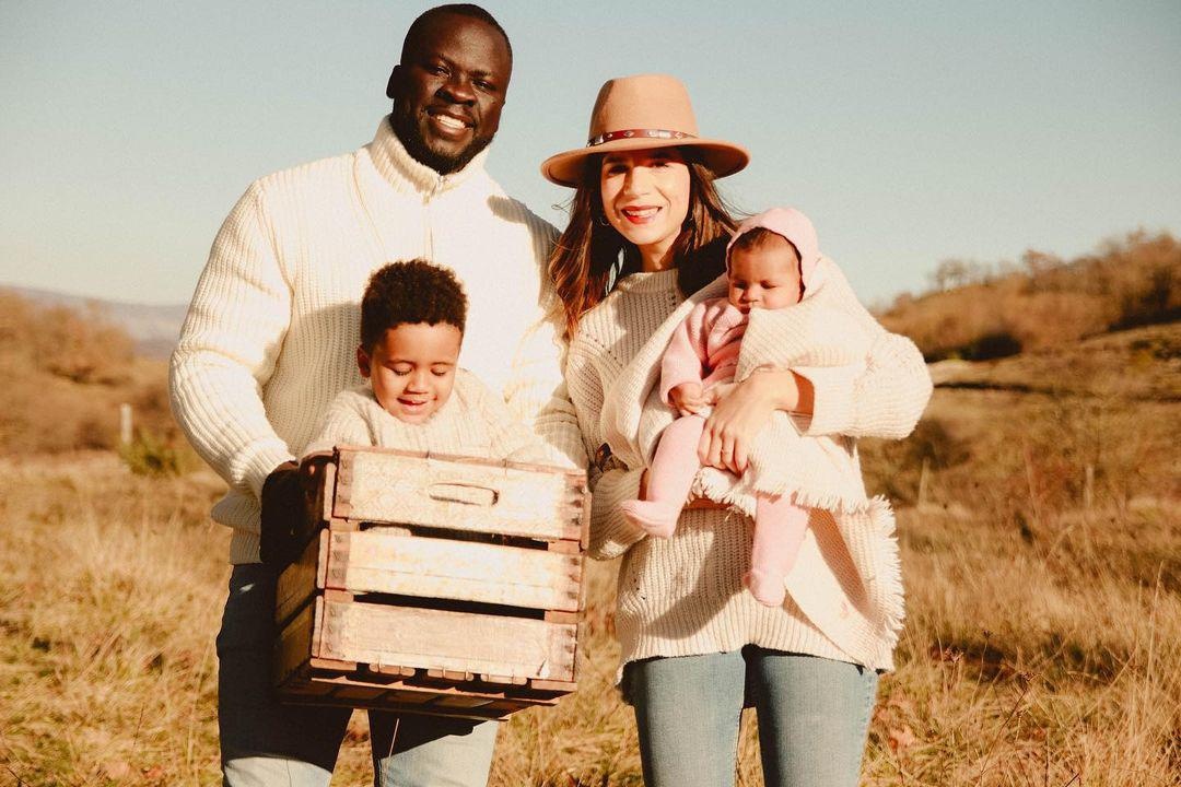 Sonia Cámara y Mamadu Nfamara junto a sus hijos. (Foto: IG)