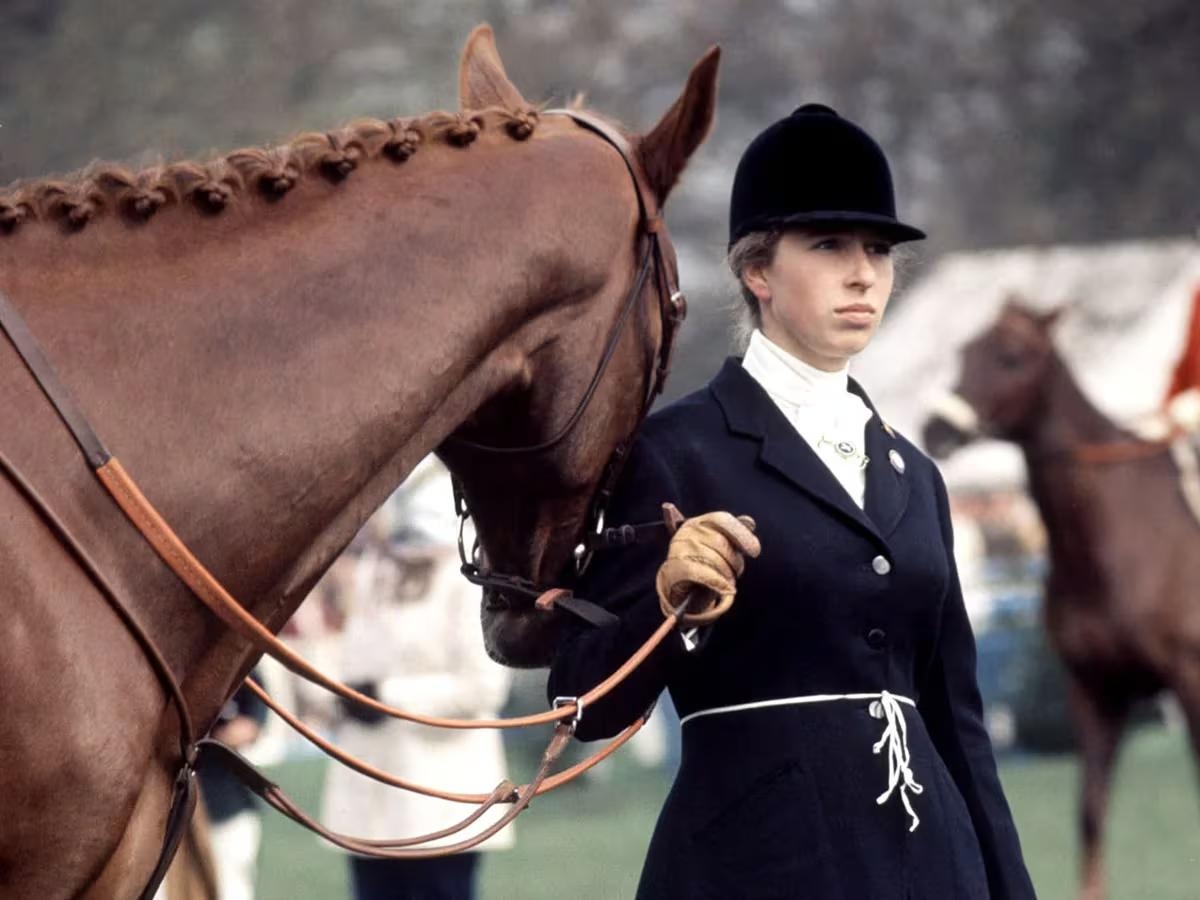 Imagen de archivo de la princesa Ana montando a caballo de joven. (RRSS)