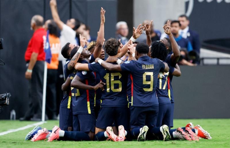 Jugadores de la selección de Ecuador celebran el gol de Piero Hincapié ante Jamaica en la Copa América (AFP)
