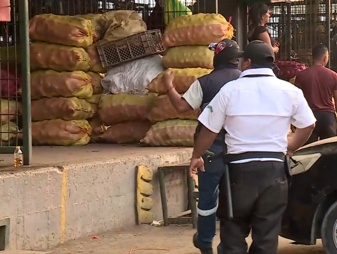Imagen de comerciantes en el mercado de Guayaquil. (Televistazo)