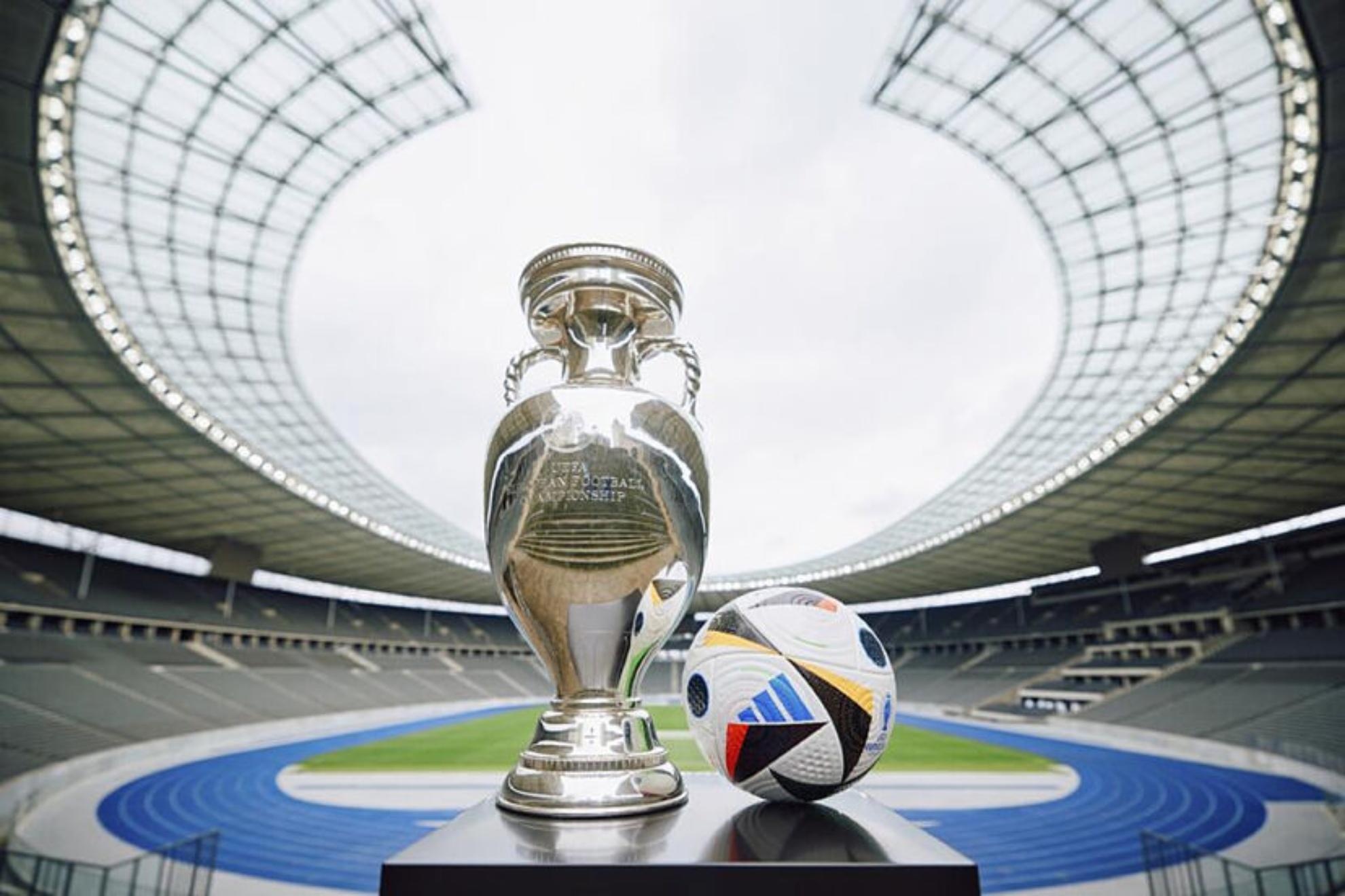 Trofeo y balón oficial de la Eurocopa 2024. (Archivo)