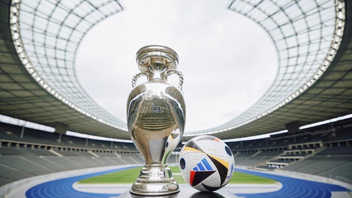 Trofeo y balón oficial de la Eurocopa 2024. (Archivo)