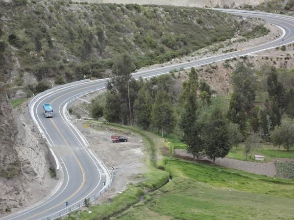 Imagen referencial de la vía Riobamba-Cebadas. (MTOP)