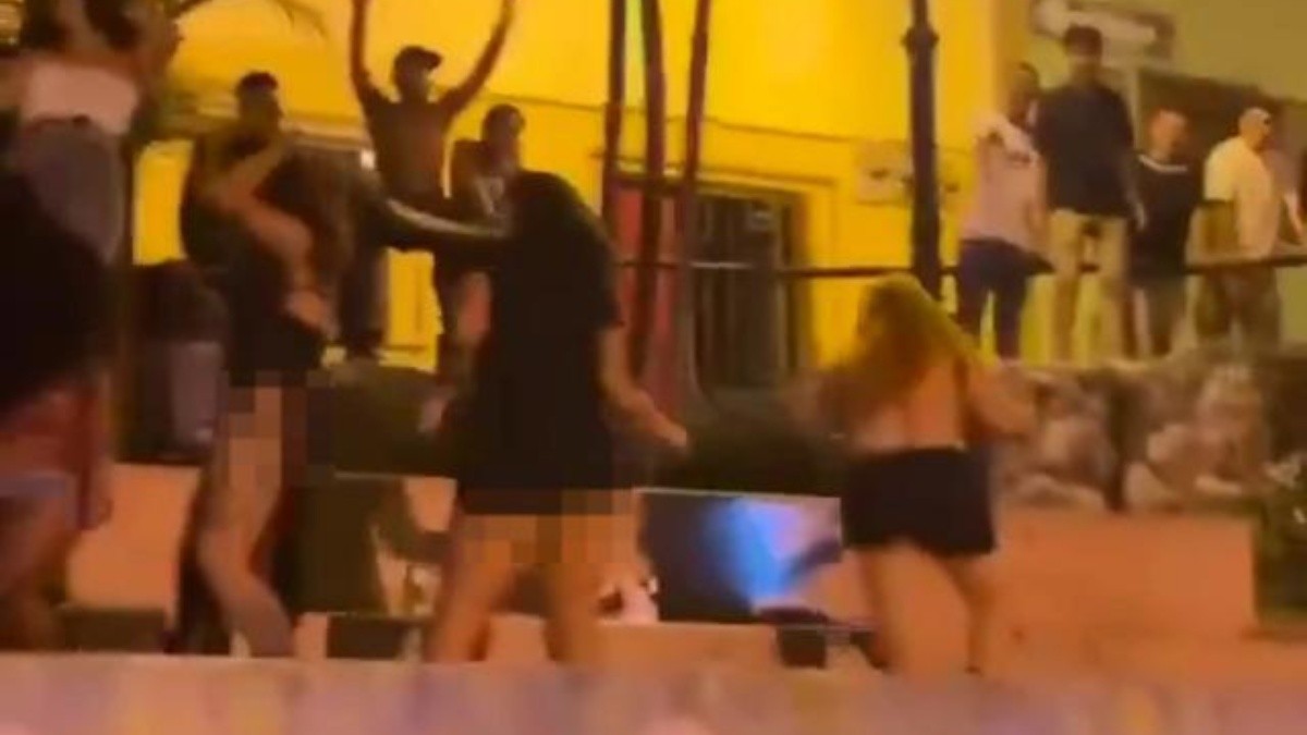 Imagen de personas, algunas desnudas, bailando con música alta en el parque del Cerro de Guayaquil, la madrugada del 30 de junio. (Captura de pantalla)