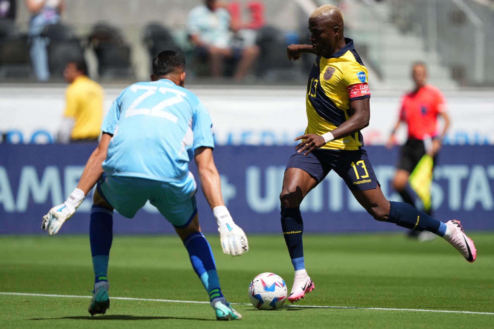Enner Valencia, delantero de Ecuador, estará para el duelo ante Argentina. (Archivo)