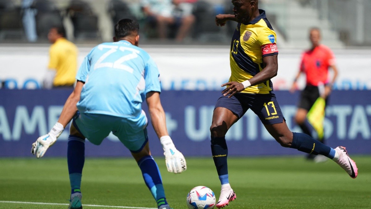 Enner Valencia, delantero de Ecuador, estará para el duelo ante Argentina. (Archivo)