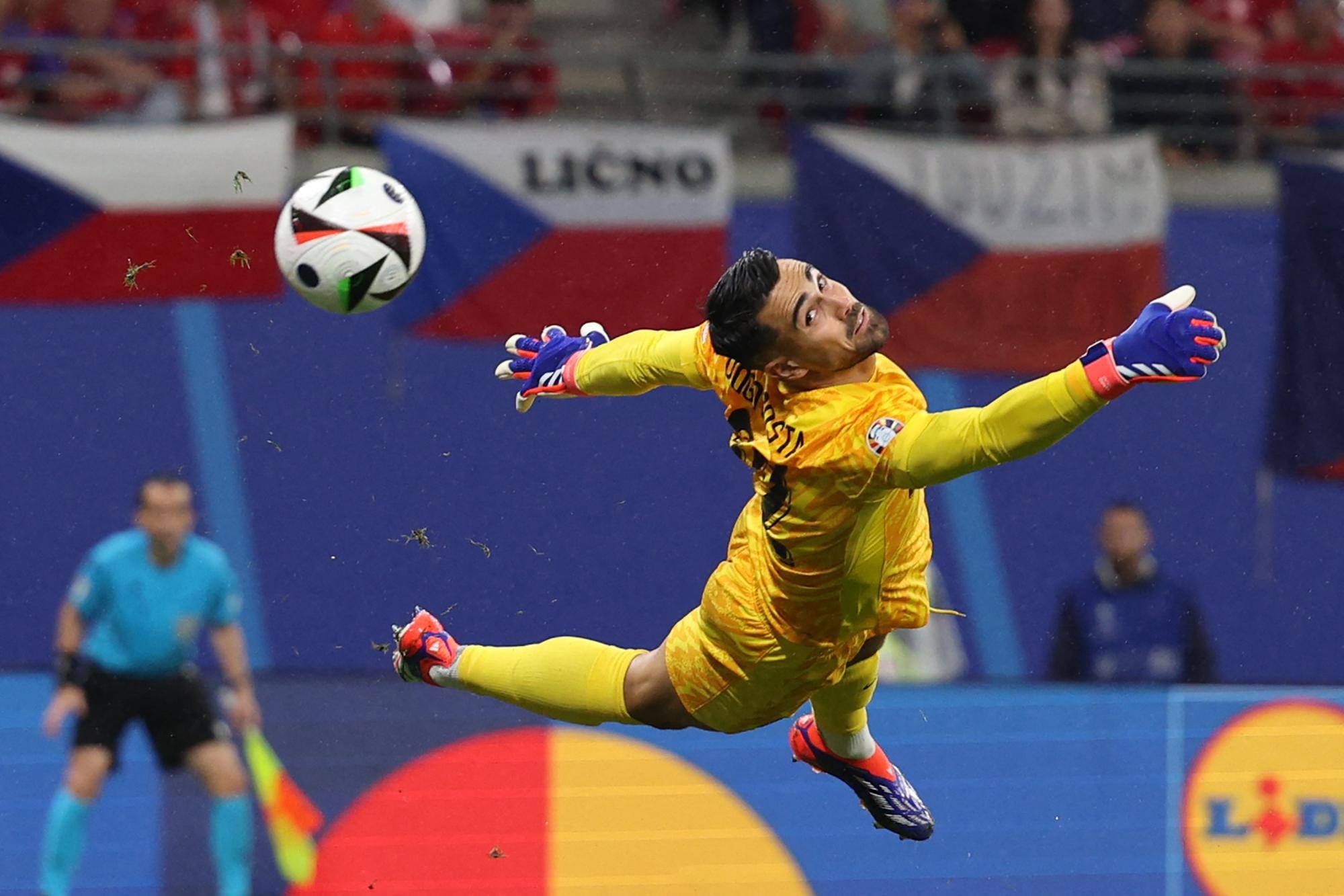 Diogo Costa, arquero de Portugal, que jugará los cuartos de final de la Eurocopa 2024 ante Francia. (AFP)