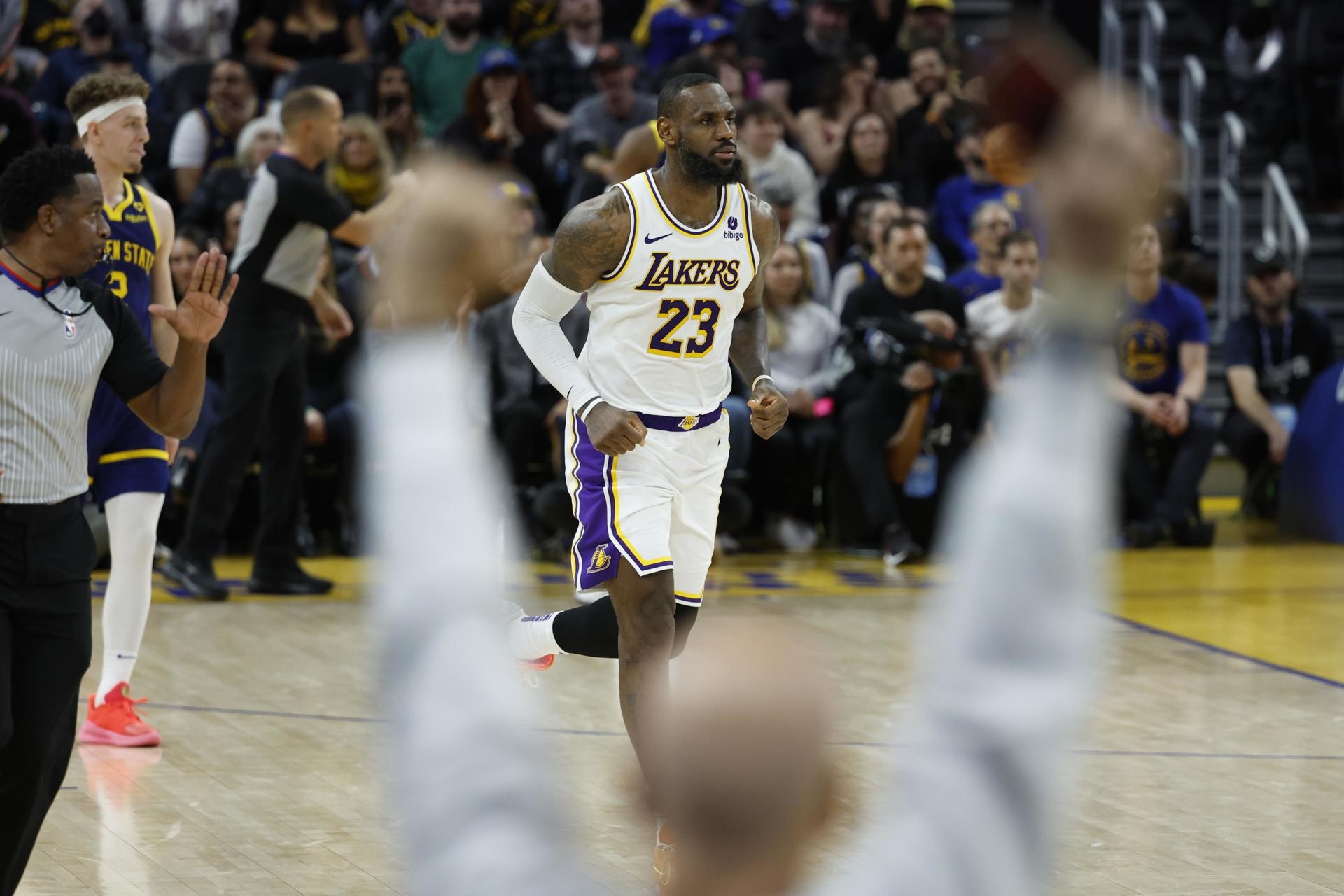 LeBron James renovó su conrtato con Los Angeles Lakers. (EFE)