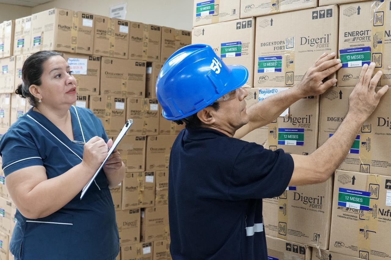 En una de las bodegas de medicinas. Imagen referencial. (Cortesía del IESS)