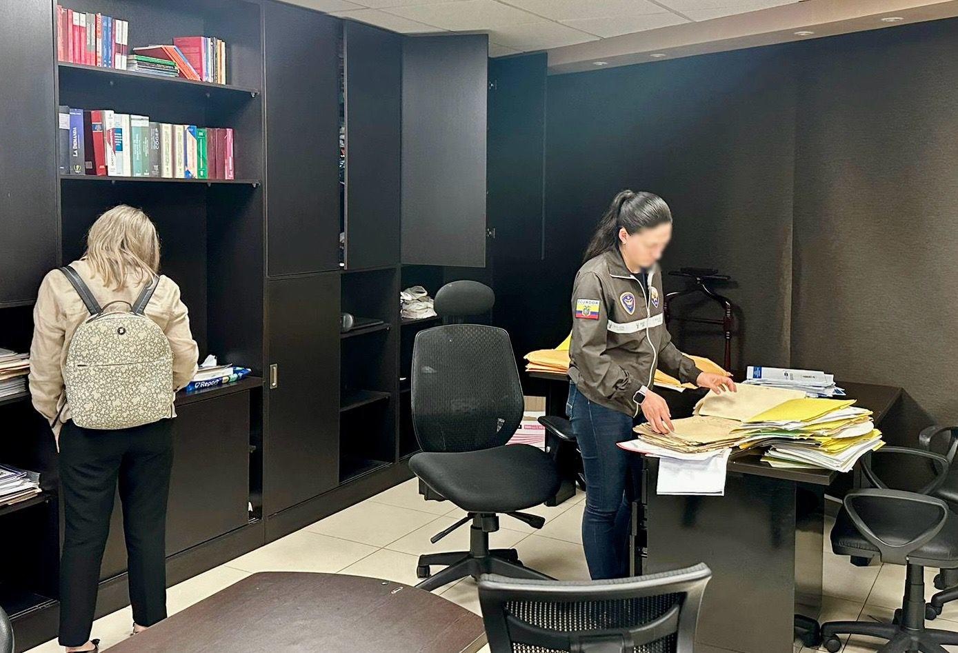 La Fiscalía y Policía ejecutaron allanamientos en oficinas de Guayaquil. (Fiscalía)