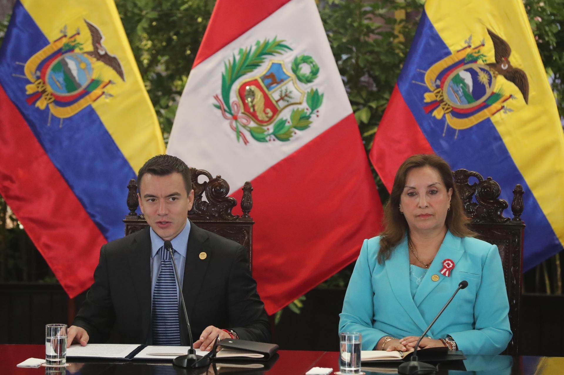 La presidenta del Perú, Dina Boluarte (d), y el presidente de Ecuador, Daniel Noboa, participan en la inauguración de gabinete binacional el 4 de julio de 2024. (EFE)