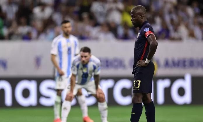Enner Valencia antes de ejecutar el penal. (Archivo)