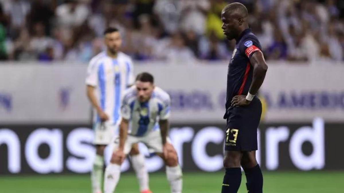Enner Valencia antes de ejecutar el penal. (Archivo)