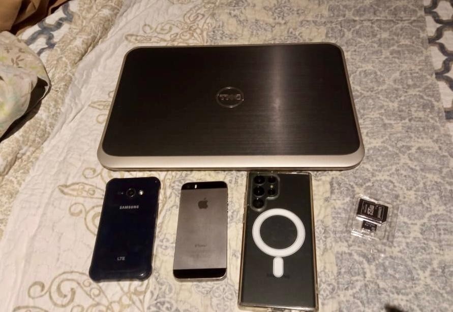 Agentes de la FGE confiscaron computadoras, celulares, tarjetas de memoria y documentos. (Fiscalía)