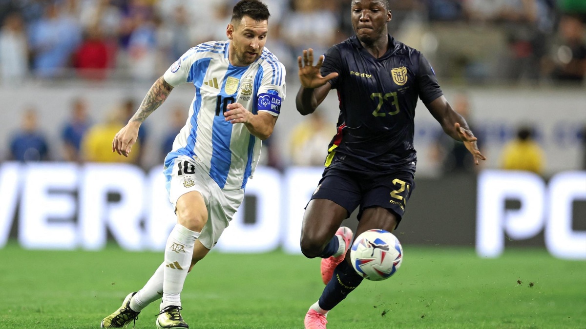 Moisés Caicedo disputando un balón con Lionel Messi. (AFP)