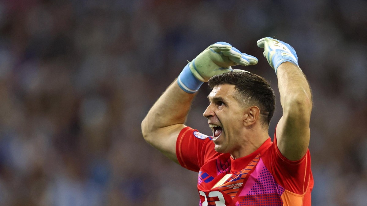 Dibu Martínez le atajó el penal a Mena y Minda. (AFP)