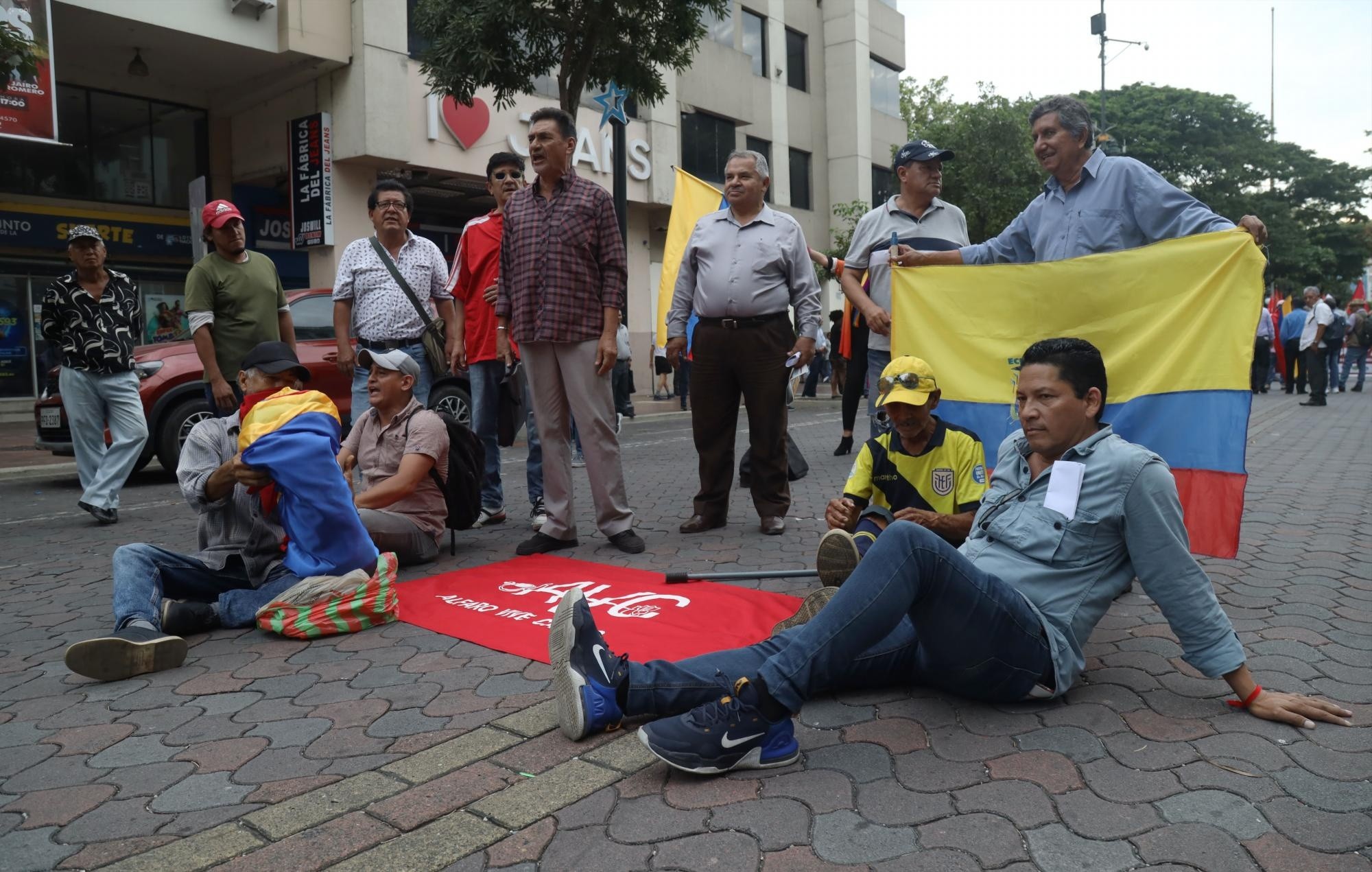 Convocados por el Frente Unitarios de Trabajadores, varias organizaciones sociales participaron en Guayaquil de la protesta que se realizó a nacional en contra del alza de la gasolina. (Foto: API)