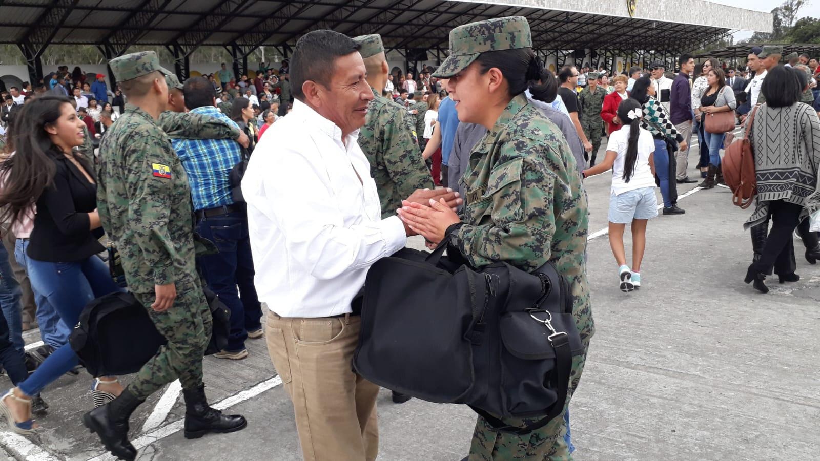 Pamela Ati junto a su papá. (Cortesía)