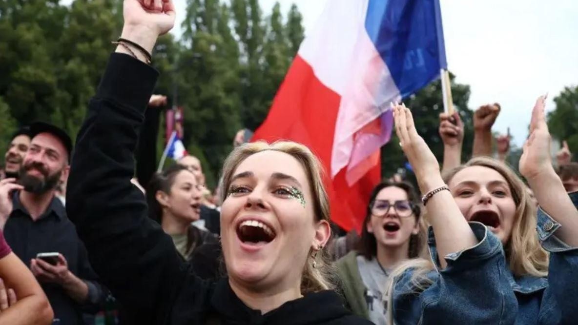 Miles de personas celebraron en las calles de París el resultado. (YARA NARDI/REUTERS)