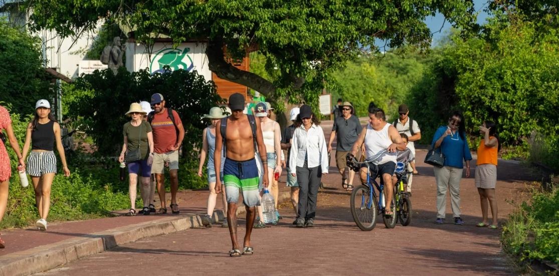 Turistas visitan el Parque Nacional Galápagos en la isla Santa Cruz, Galápagos. (Foto: EFE)
