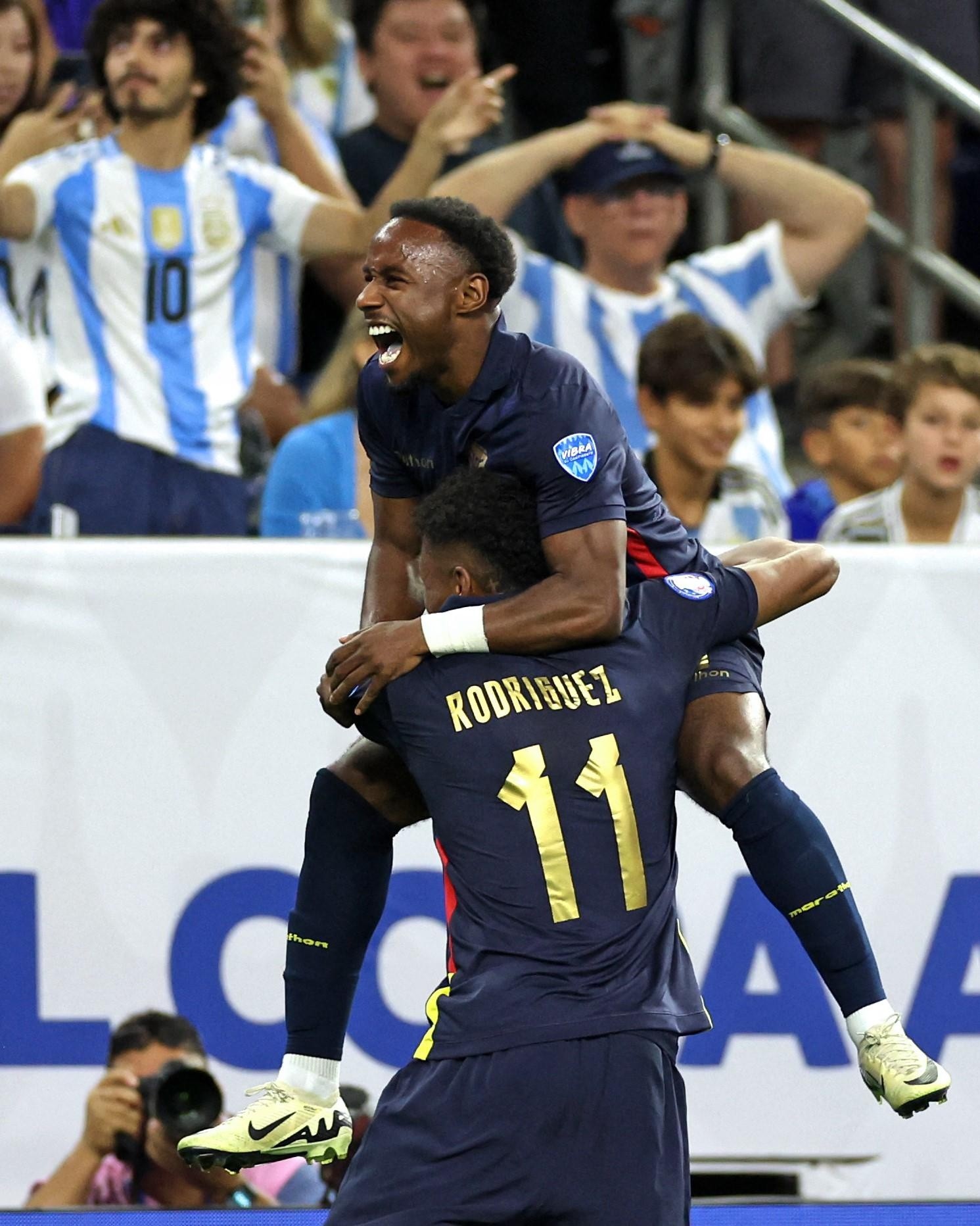 John Yeboah celebra la asistencia que le dio a Kevin Rodríguez para el empate de Ecuador ante Argentina en los cuartos de final de la Copa América. (AFP)