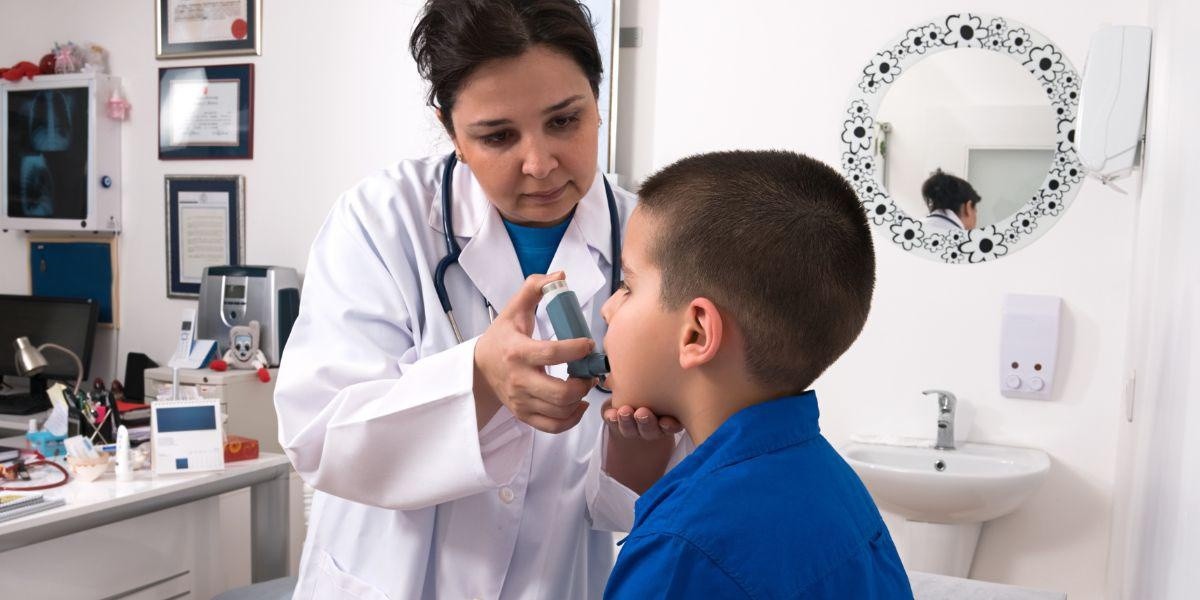 Imagen referencial de niño recibiendo tratamiento para el asma. (Canva)
