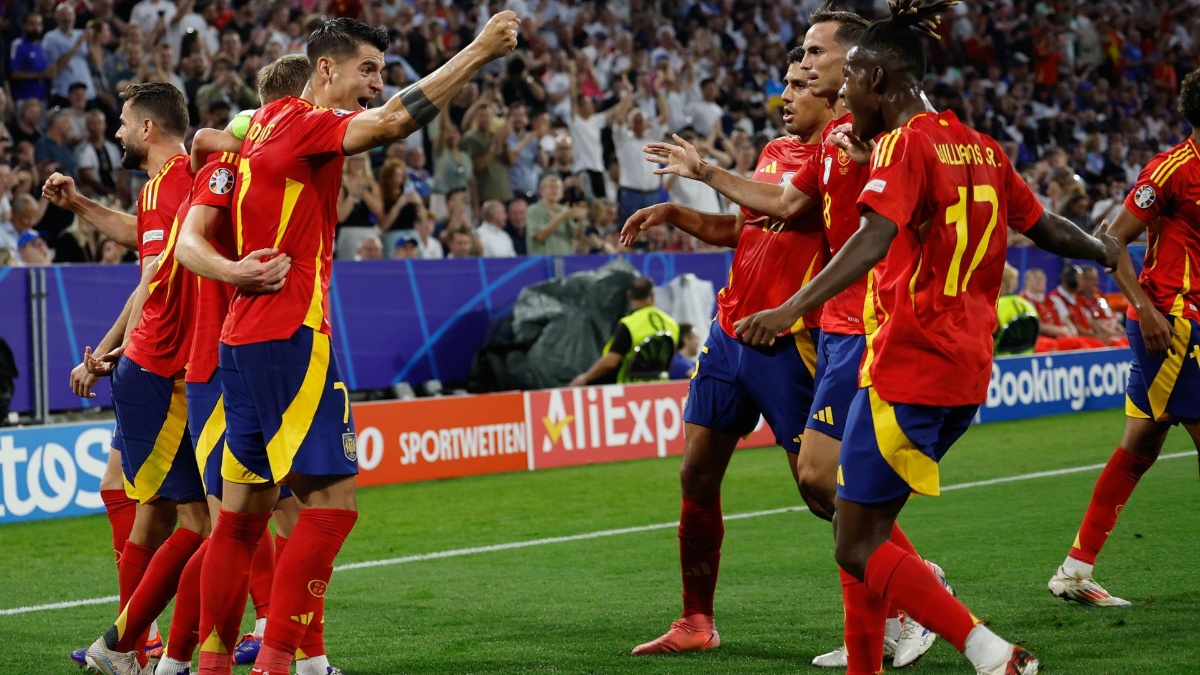 Los jugadores de la selección española celebran el gol de Dani Olmo por las semifinales de la Eurocopa (EFE)