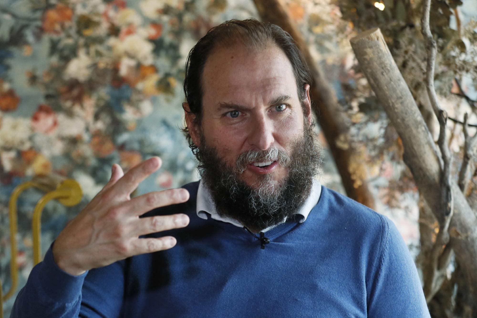 Archivo. El actor colombiano Andrés Parra habla durante una entrevista. (Carlos Ortega / EFE)