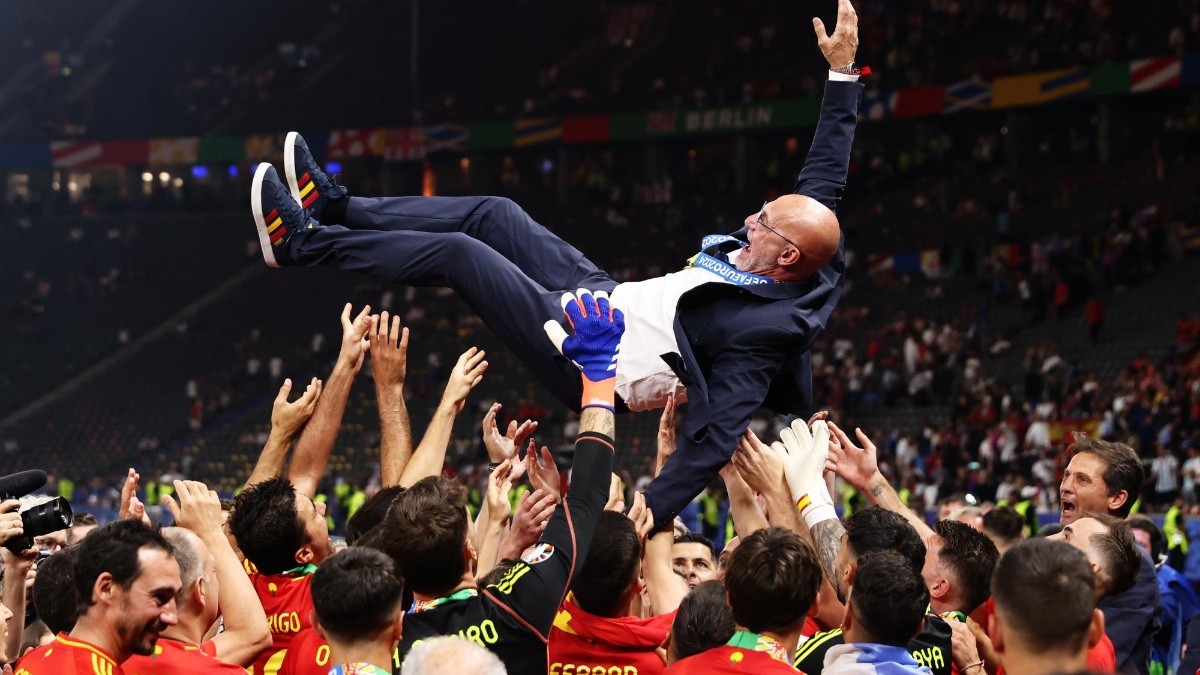 Luis De La Fuente celebra junto a sus jugadores la cuarta Eurocopa de España (Foto: Eurcopa)