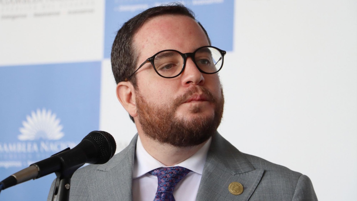 Una rueda de prensa de Alejandro Muñoz, secretario general de la Asamblea, el 13 de junio de 2024. (API)