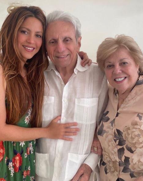 Shakira junto a sus padres William Mebarak y Nidia del Carmen Ripoll. (INTERNET)