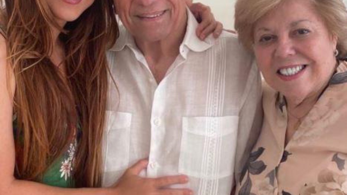 Shakira junto a sus padres William Mebarak y Nidia del Carmen Ripoll. (INTERNET)