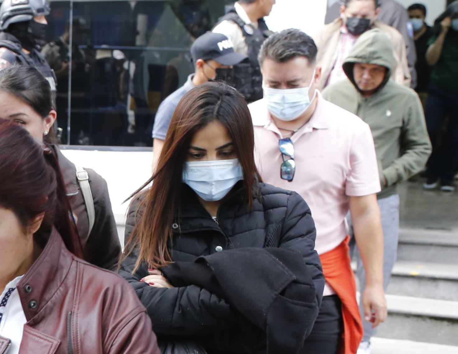 Imagen de Mayra Salazar, exfuncionaria de la Corte Provincial del Guayas, cuando fue trasladada a Quito para su audiencia de formulación de cargos por el caso Metástasis. (API/Alberto Suárez)