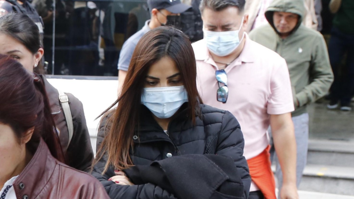 Imagen de Mayra Salazar, exfuncionaria de la Corte Provincial del Guayas, cuando fue trasladada a Quito para su audiencia de formulación de cargos por el caso Metástasis. (API/Alberto Suárez)