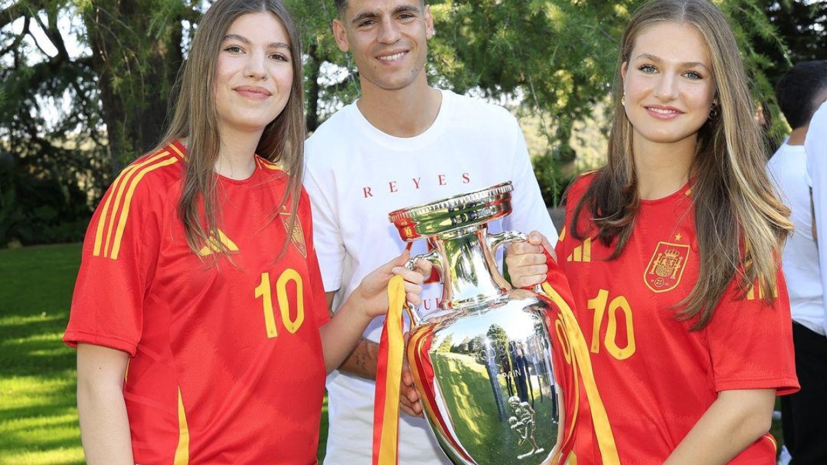 La infanta Sofía, jugador español Álvaro Morata y la princesa Leonor, cargando el trofeo de la Eurocopa 2024. (Cuenta oficial de Instagram de @casareal.es)
