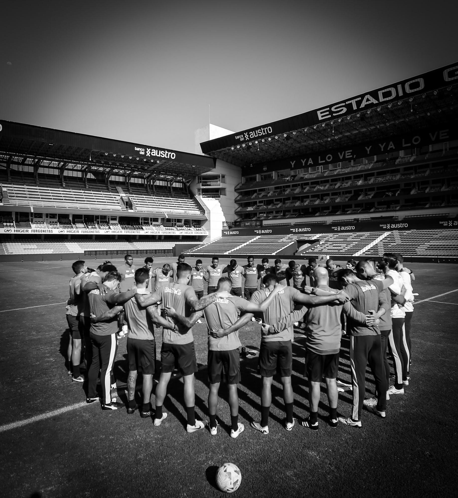 Jugadores de Bragantino levantando una oración en el Capwell. (Red Bull Bragantino)