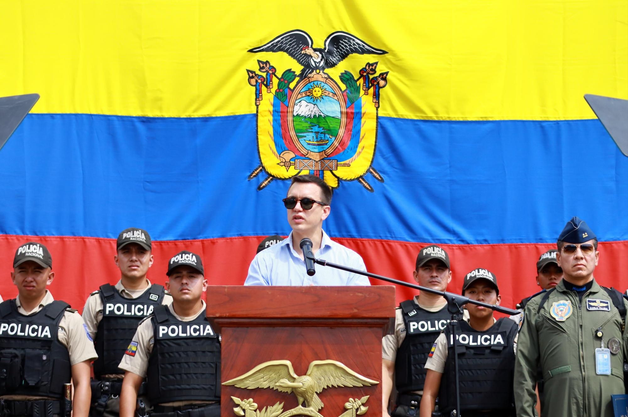 Daniel Noboa en un evento, junto a la Policía Nacional. (Flickr Presidencia)