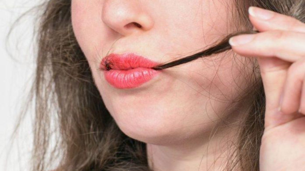 Imagen referencial de mujer comiendo su cabello. (Internet)