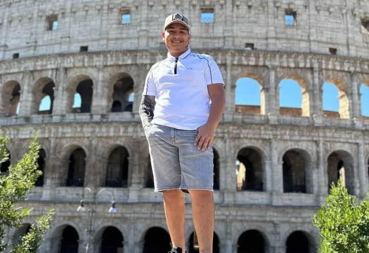 Foto de Adolfo Jair Macías, en un viaje en Roma, Italia. Según la Policía, estaría relacionado a un procesado por delincuencia organizada. (Facebook de Inda Peñarrieta)