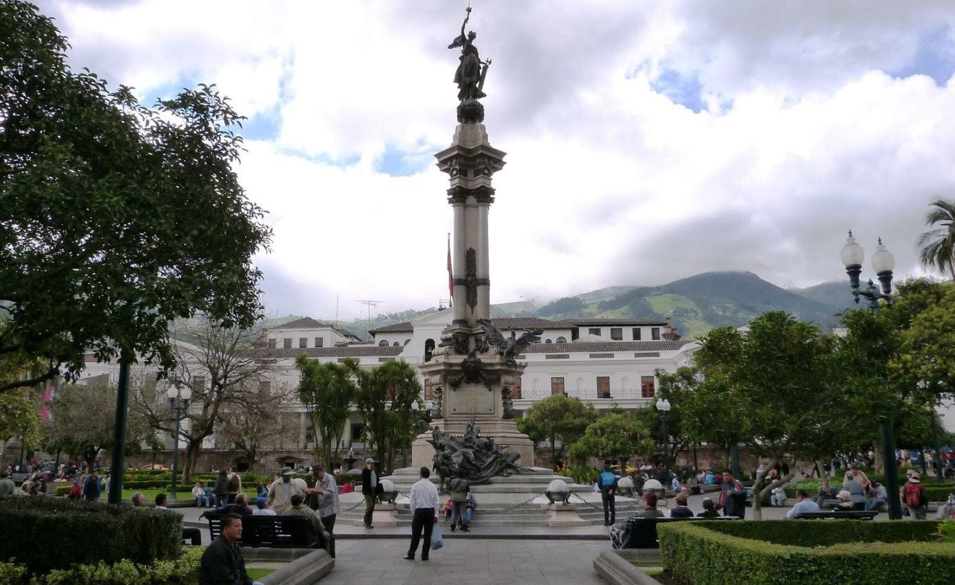En el centro se ve cómo se erige el Monumento a la Independencia, en el Centro Histórico de Quito. (Tomado de Los Ladrillos de Quito)
