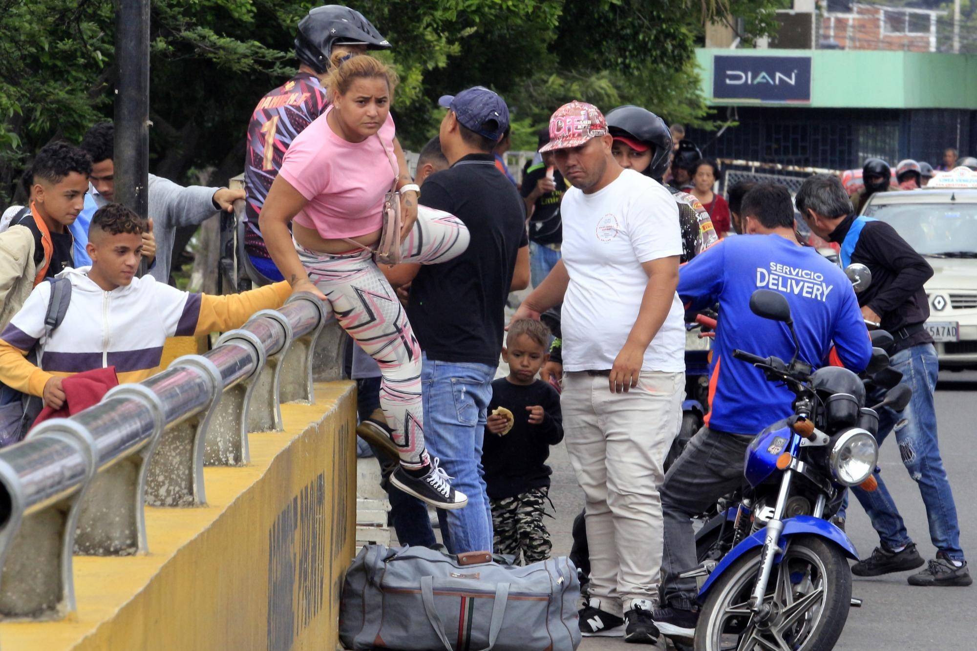 Venezolanos caminan por el Puente Simón Bolívar, en Colombia (EFE)