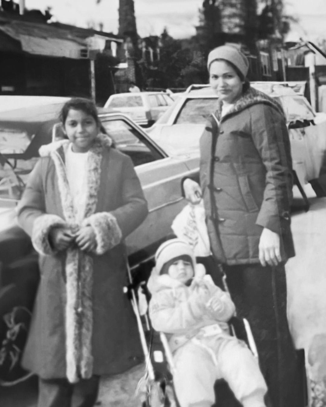 Foto del carrusel publicado en el perfil oficial de Romeo Santos junto a su hermana mayor y madre. (INSTAGRAM)