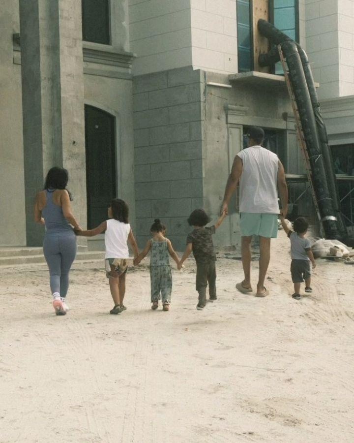 Foto del carrusel publicado en el perfil oficial de Romeo Santos junto a sus cuatro hijos y su pareja. (INSTAGRAM)