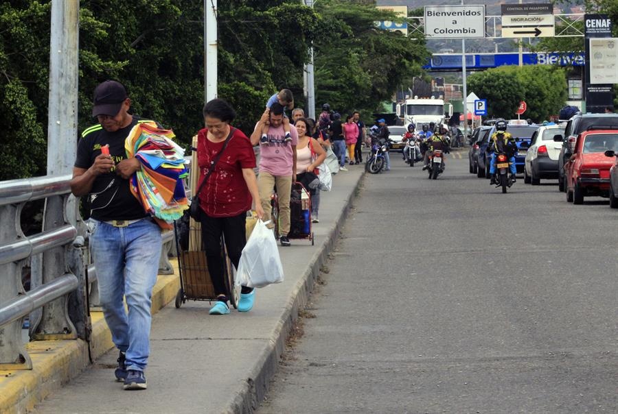 Venezolanos caminan por el Puente Simón Bolívar, en Colombia (EFE)