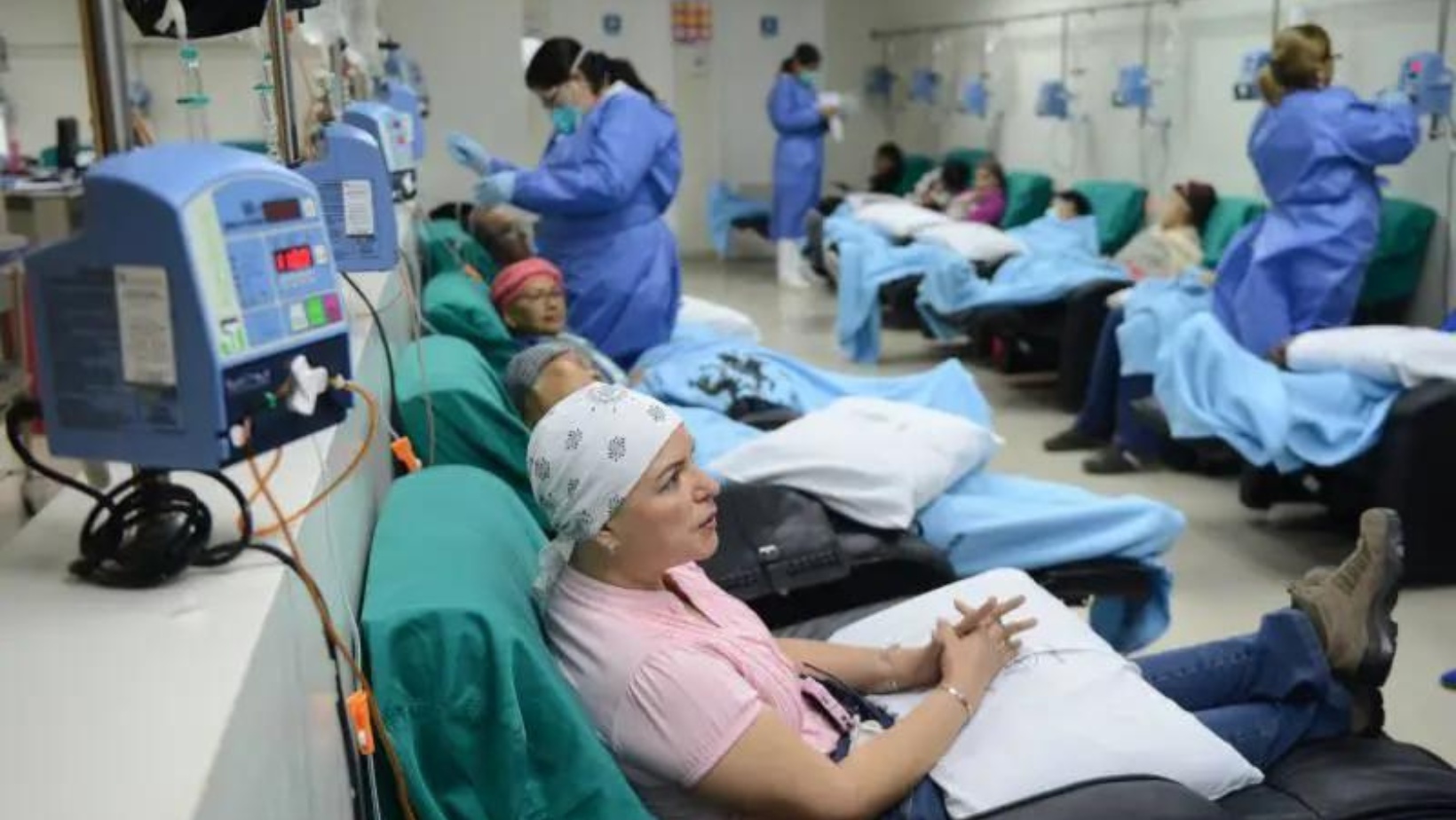 Imagen referencial de atención médica de prestadores externos. (Solca)