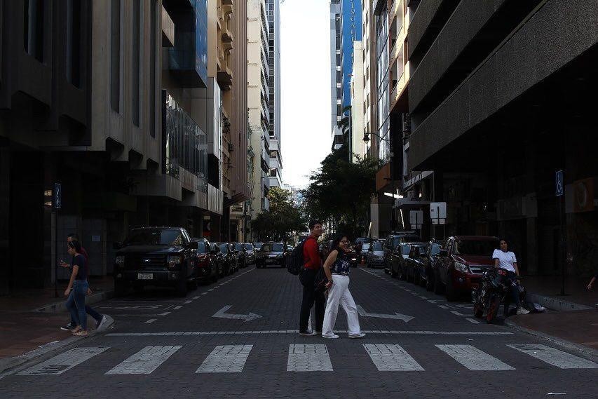 En el centro de Guayaquil, la cotidianidad trasciende entre el caótico tráfico vehicular y la prisa de miles de personas que se mueven entre sus calles. (José Carlos Alvarado)
